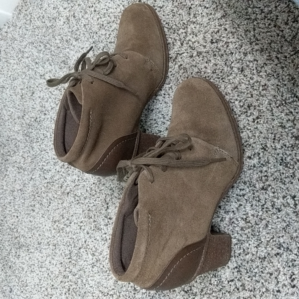 Women's heeled bootie